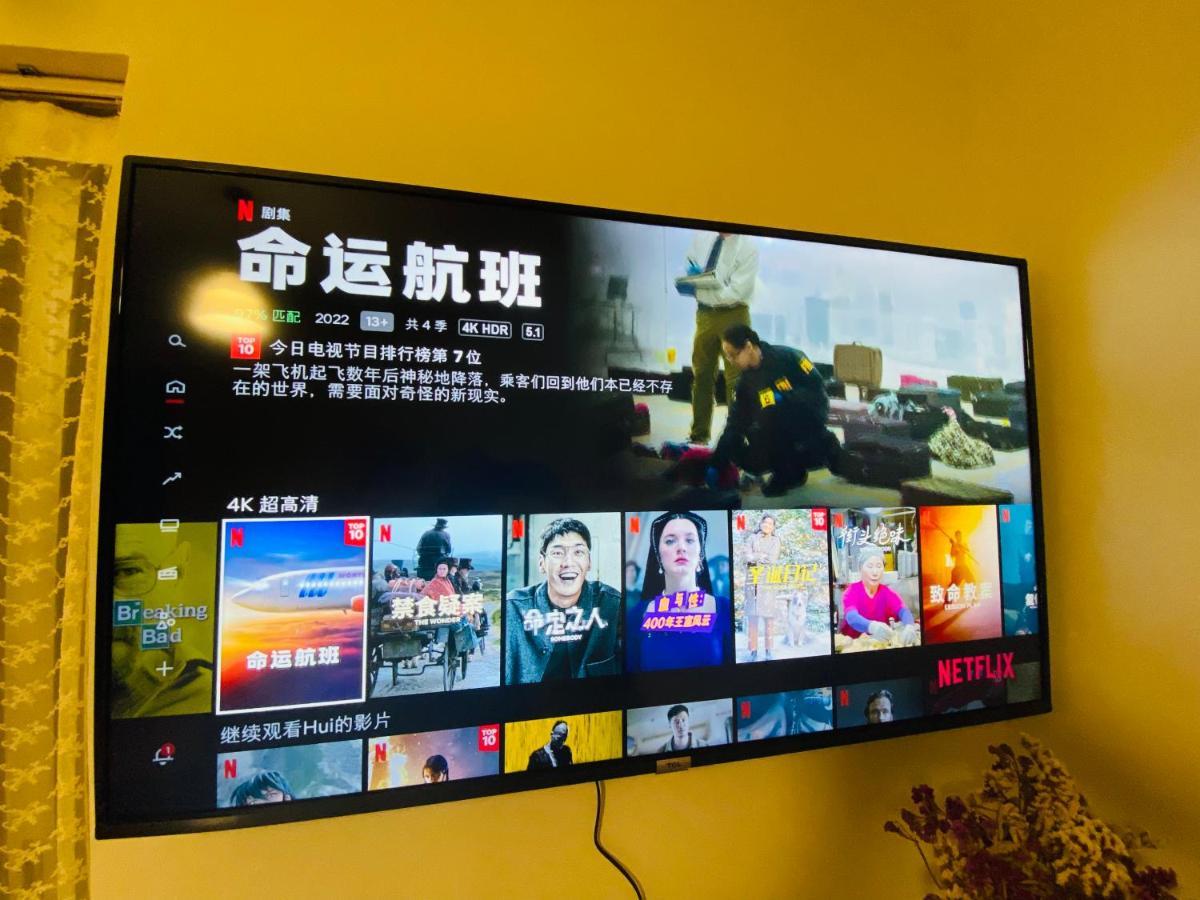 地铁站旁,免费停车位,距机场15分钟车程,独享80平米露台和美景,星空帐篷,舒适淋浴,宽敞3间房3张双人床公寓